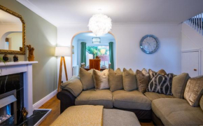Beautiful House in South Cambridge, 14-Min Drive to the City Centre, Free Parking, No Sofabeds, Sleeps 6